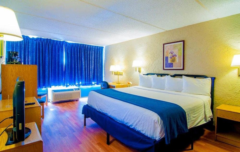 Newark Garden Hotel, New York, thumbnail 4