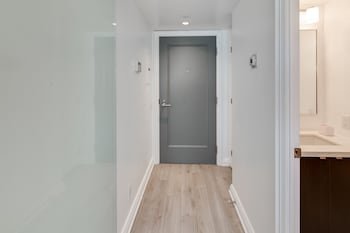 Amazing Royal Suites Yorkville, Toronto, thumbnail 3