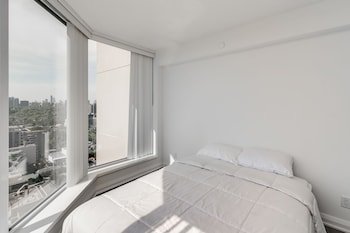 Amazing Royal Suites Yorkville, Toronto, thumbnail 4
