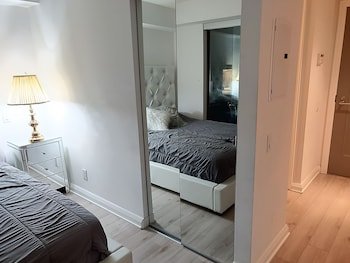 Amazing Royal Suites Yorkville, Toronto, thumbnail 5