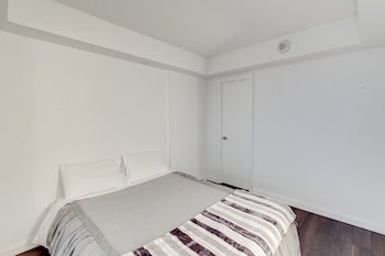Amazing Royal Suites Yorkville, Toronto, thumbnail 7